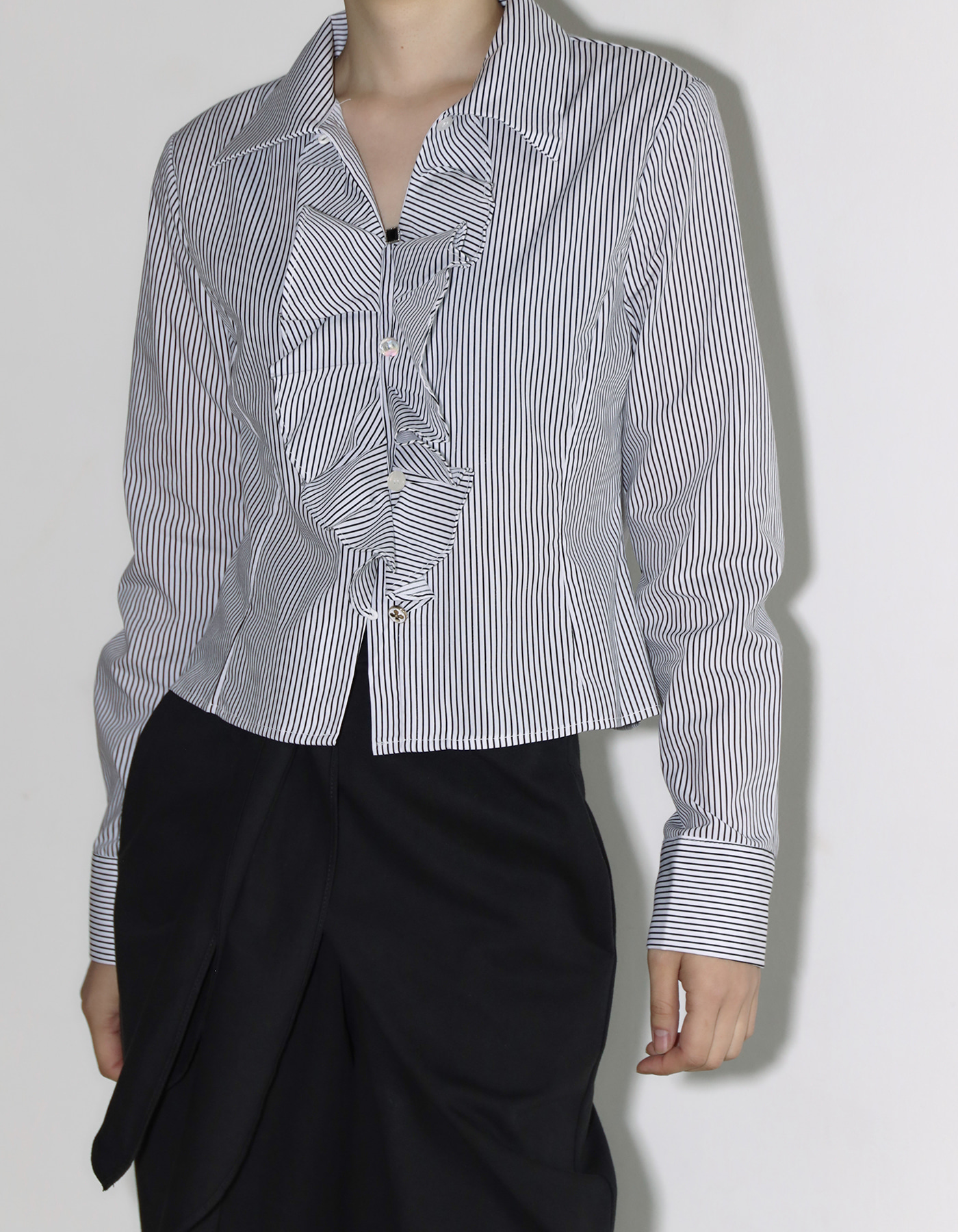 Multi button frill blouse (2 Color)